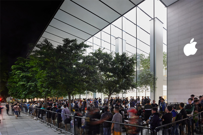 Una foto de los clientes formados afuera de la tienda Apple Orchard Road en Singapur.