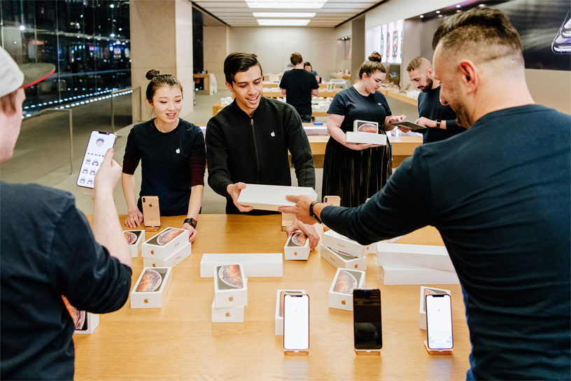 Los empleados de Apple Sydney llenan los estantes de la tienda con los nuevos iPhone Xs y iPhone Xs Max. 