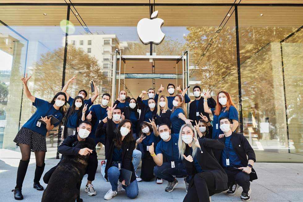 Los empleados de Apple Bağdat Caddesi posan para la foto.