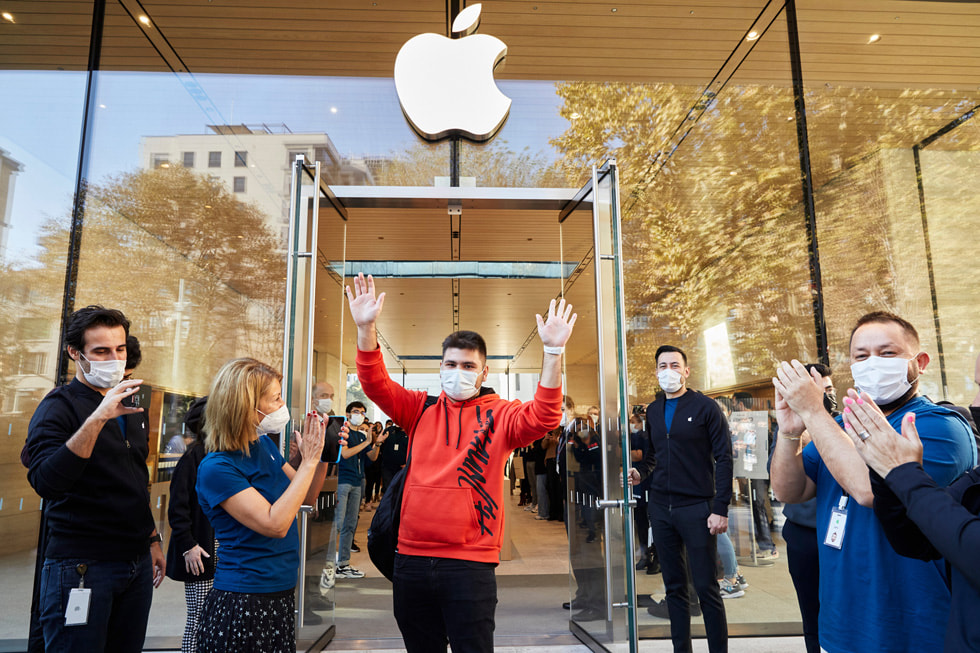 Clienti e team di fronte alle porte di Apple Bağdat Caddesi.