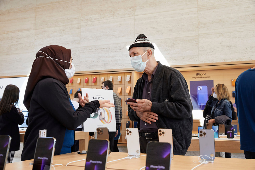 Los clientes exploran los exhibidores en Apple Bağdat Caddesi.