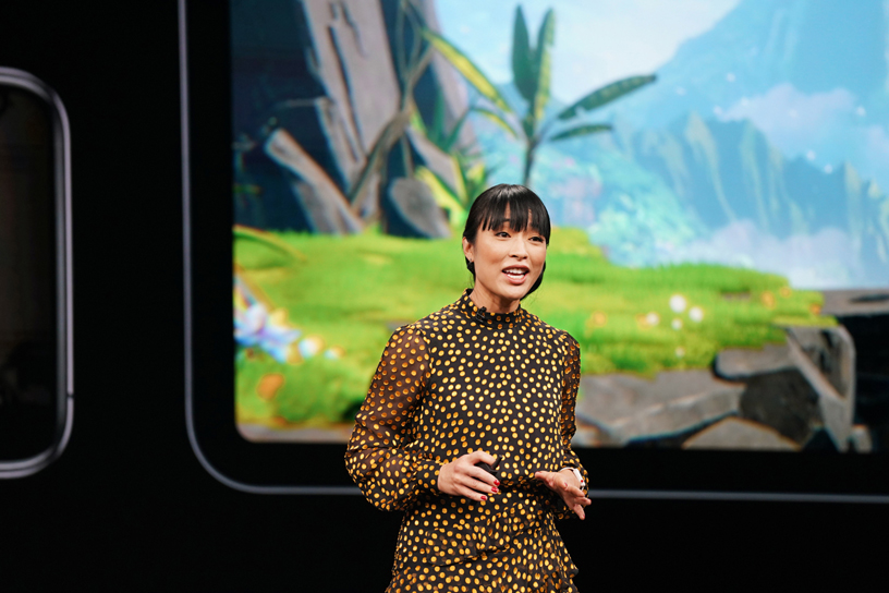 Ann Thai en el escenario del Steve Jobs Theater, revelando Apple Arcade. 