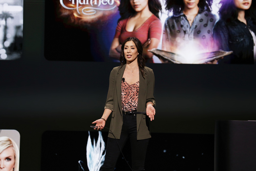 Cindy Lin en el escenario del Steve Jobs Theater, mostrando la nueva app Apple TV.