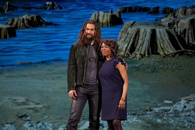 Jason Momoa en Alfre Woodard op het podium van het Steve Jobs Theater.