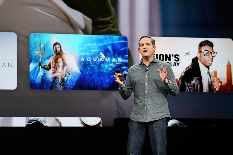 Peter Stern op het podium van het Steve Jobs Theater met informatie over de nieuwe Apple TV-app.