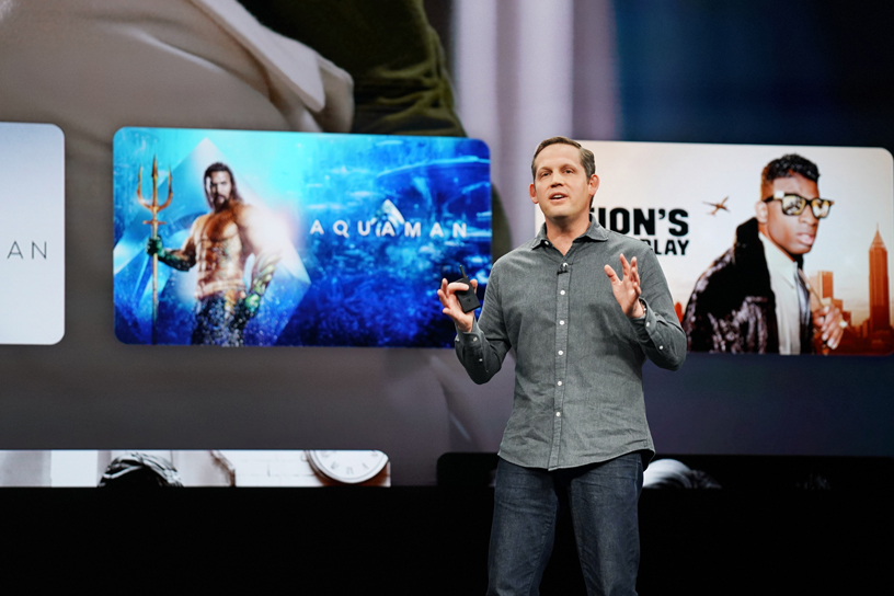 Peter Stern en el escenario del Steve Jobs Theater, mostrando la nueva app Apple TV.