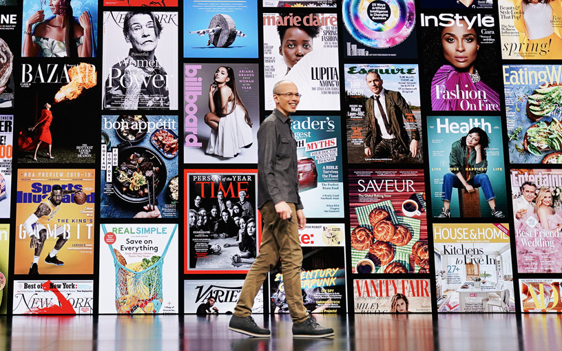 Roger Rosner op het podium van het Steve Jobs Theater.