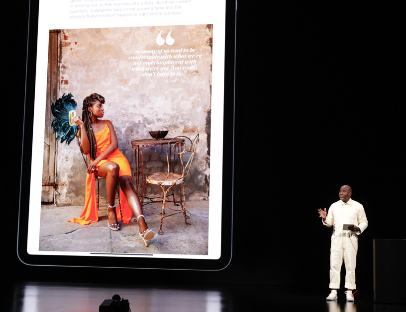 Steve Jobs Theaterのステージに立つワイアット・ミッチェル。