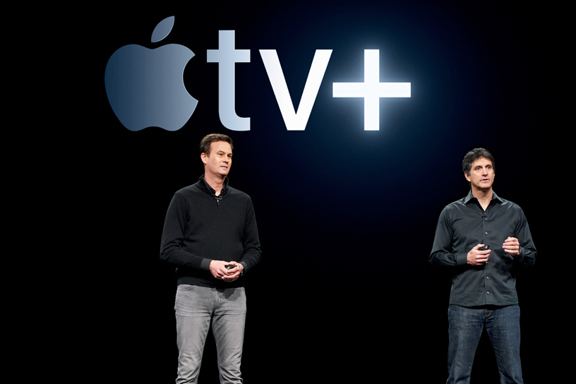 Zack Van Amburg en Jamie Erlicht op het podium van het Steve Jobs Theater, waar ze Apple TV+ aankondigen. 