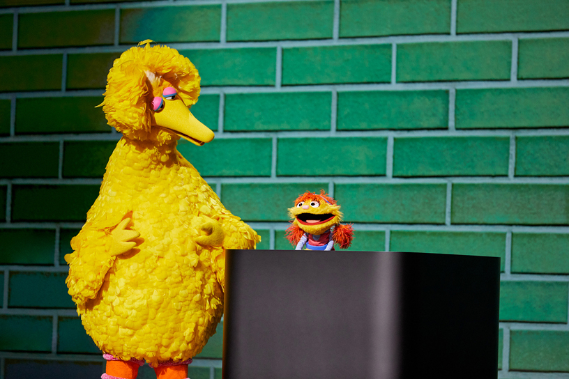 Big Bird en Cody van Sesamstraat op het podium van het Steve Jobs Theater.