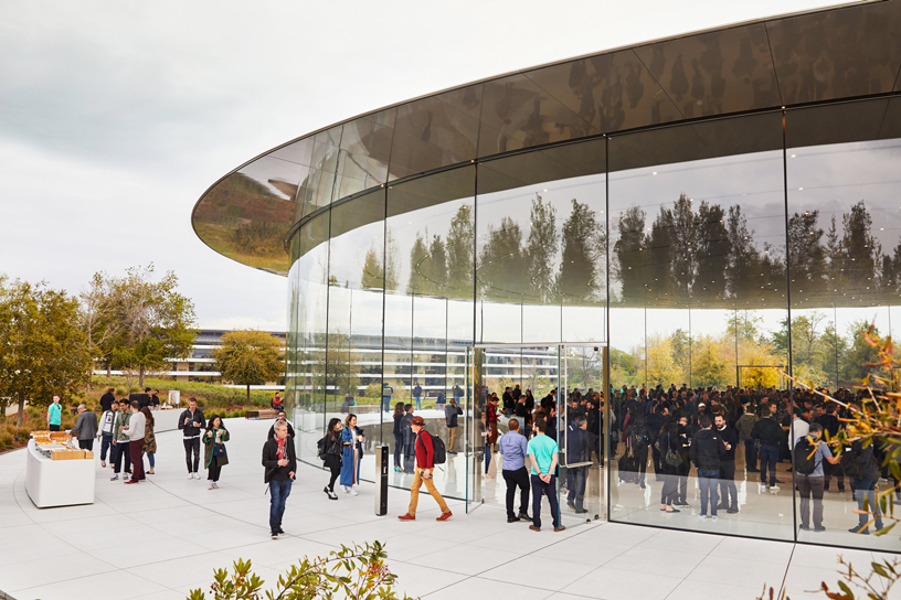 Gasten arriveren bij het Steve Jobs Theater in Apple Park.