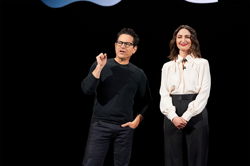 J.J. Abrams en Sara Bareilles op het podium van het Steve Jobs Theater.