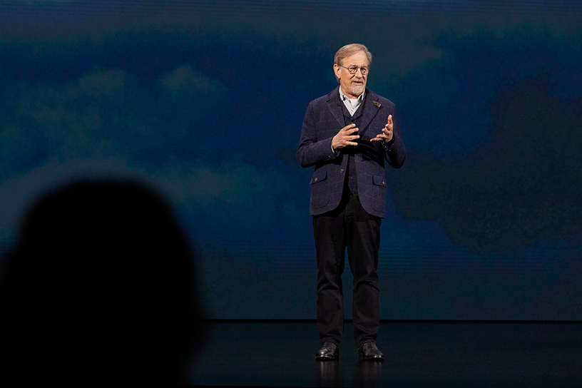 Steven Spielberg op het podium van het Steve Jobs Theater.