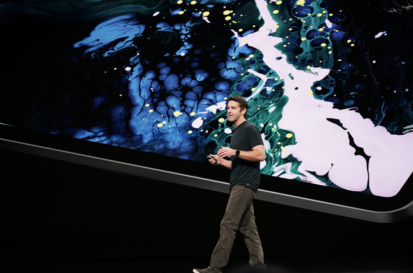John Ternus en el escenario, frente a la imagen del iPad Pro.