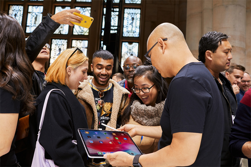 새로운 iPad Pro를 만지고 있는 키노트 참석자들과 Apple팀 멤버들. 