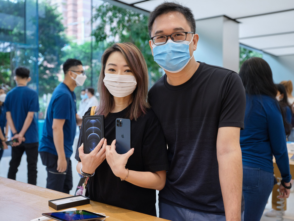 Customers at Apple Orchard Road compare iPhone 12 Pro and iPhone 12 Pro Max. 