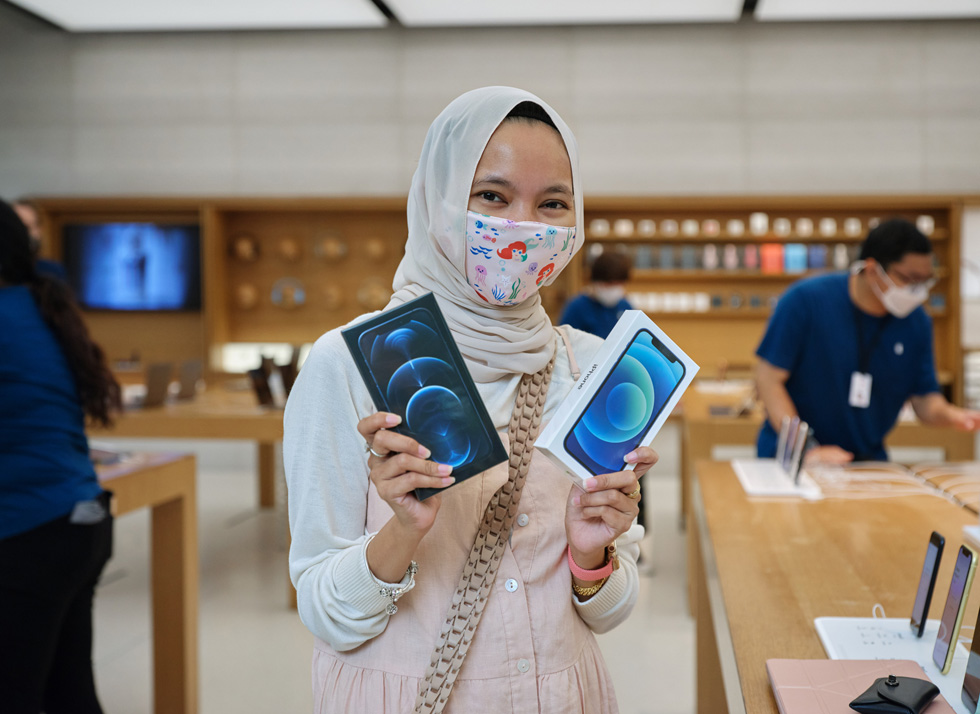 Eine junge Kundin in Apple Orchard Road mit dem neuen iPhone 12 und iPhone 12 Pro.