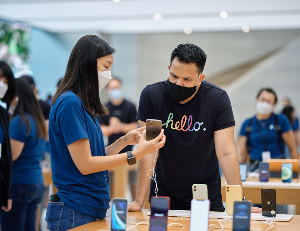 Mitglieder des Apple Orchard Road-Teams sehen sich die Funktionen des iPhone 12 Pro an. 