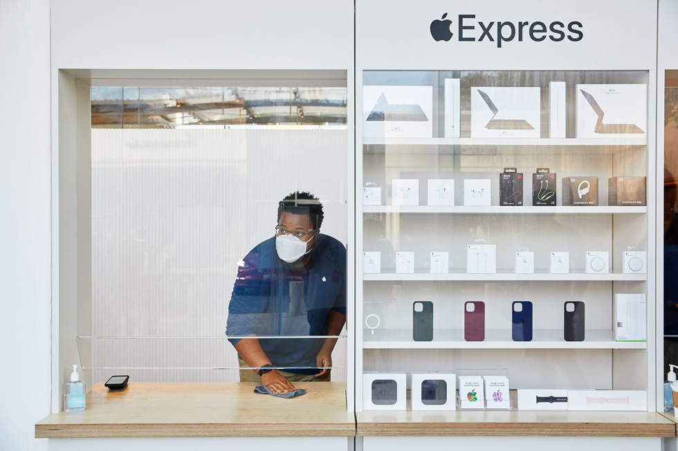 Ein Apple-Mitarbeiter putzt den Tresen eines Schalters der Express-Storefront in Apple Highland Village.