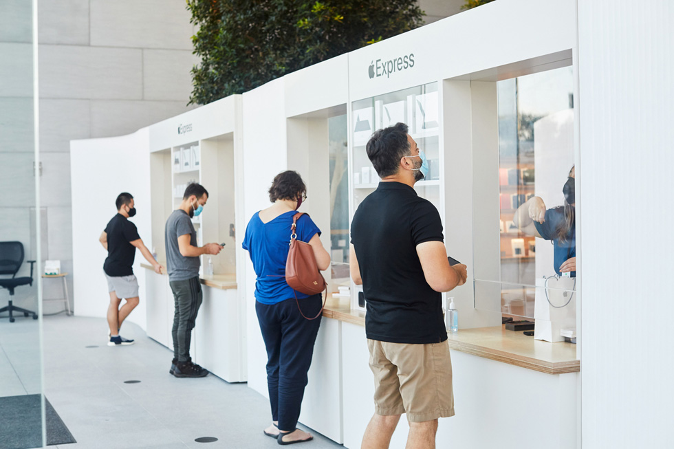 Customers pick up products or get Genius Support at the Express storefront at Apple Highland Village. 