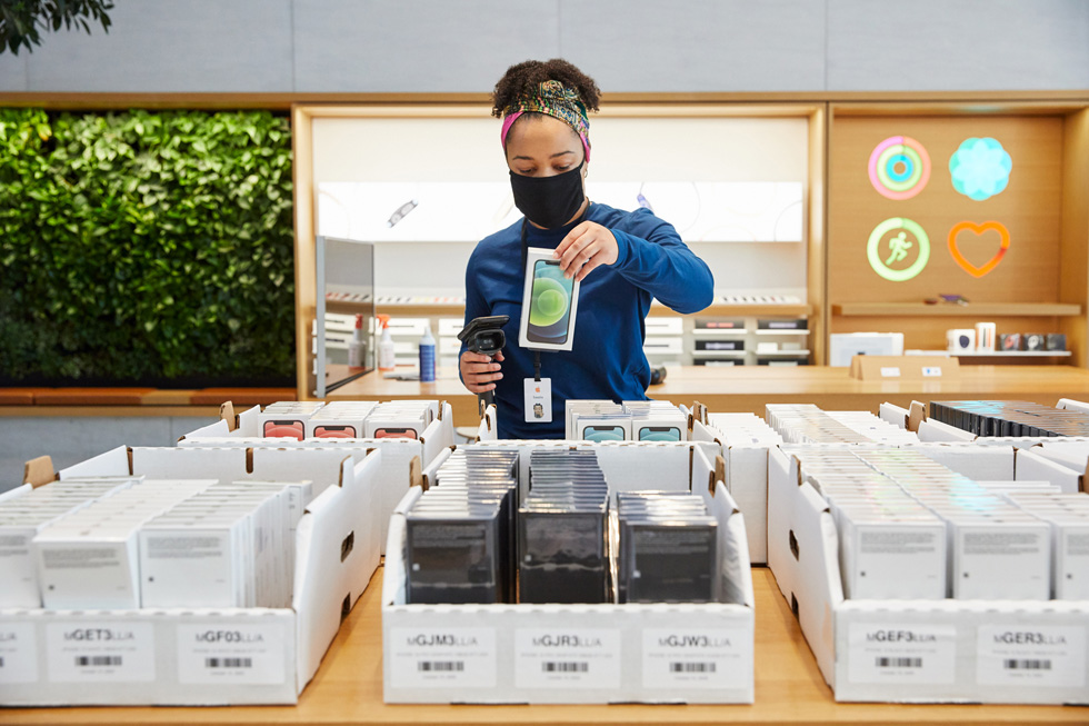 En Apple-medarbetare fyller på lagret med de senaste Apple-produkterna på Apple Highland Village.