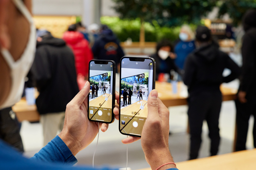 En Apple-medarbetare jämför kamerorna på iPhone 12 Pro Max och iPhone 12 mini. 