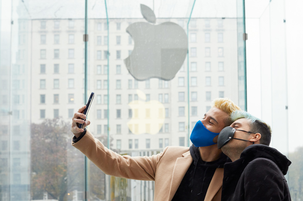 Två kunder tar en selfie med nya iPhone 12 Pro Max på Apple Fifth Avenue.