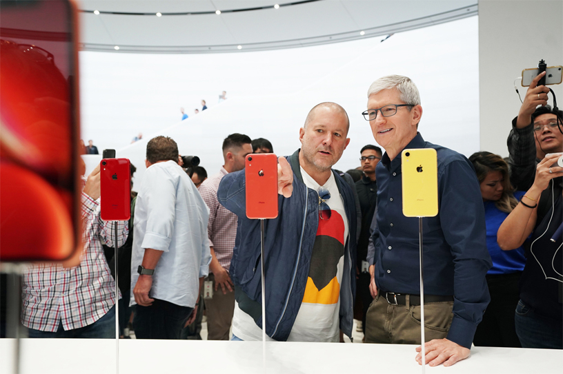 Jony Ive and Tim Cook check out at iPhone XR