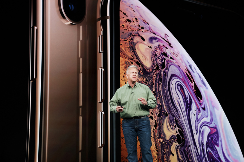 Phil Schiller frente a la pantalla del iPhone Xs en el escenario.