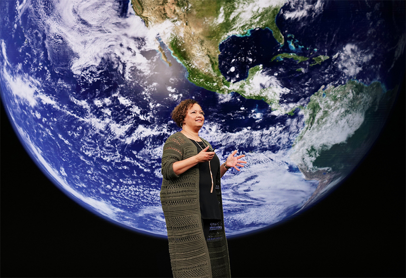 Lisa Jackson en el escenario durante el evento de septiembre de Apple.