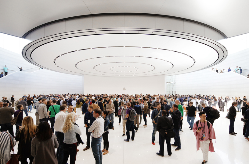 Les invités dans l’espace de découverte du Steve Jobs Theater.