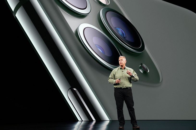 Phil Schiller sur la scène du Steve Jobs Theater.