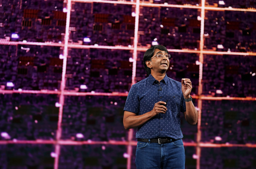 Sri Santhanam sur la scène du Steve Jobs Theater.