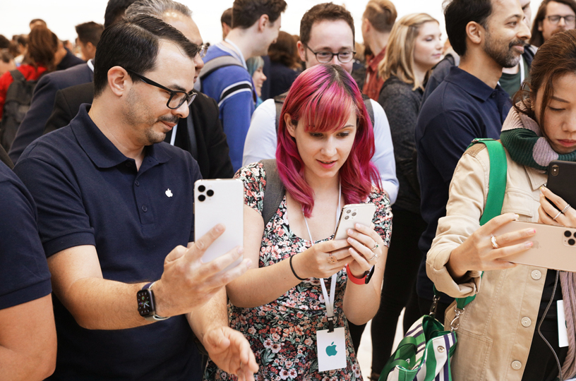 Les invités dans l’espace de découverte du Steve Jobs Theater.