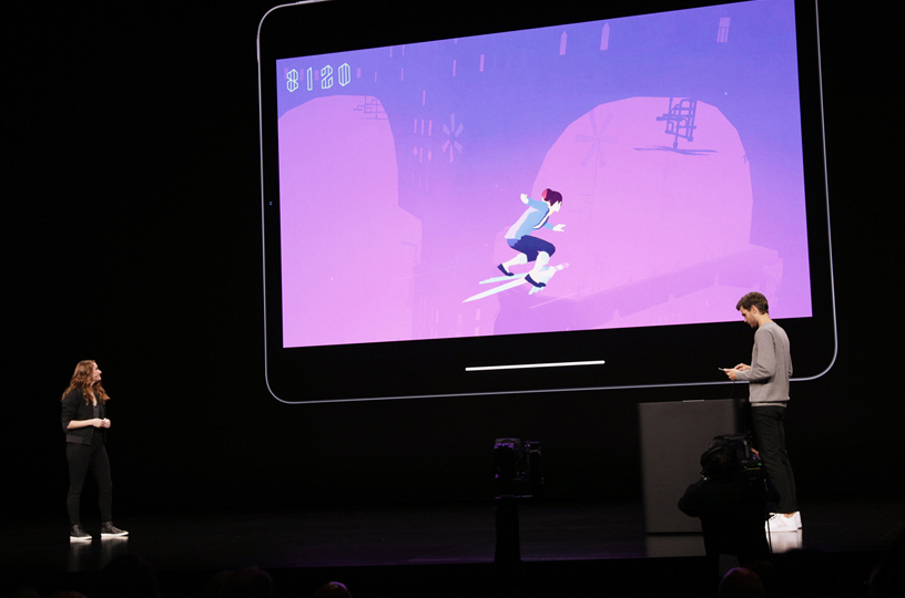 Kelsey Hansen en el escenario del Steve Jobs Theater.