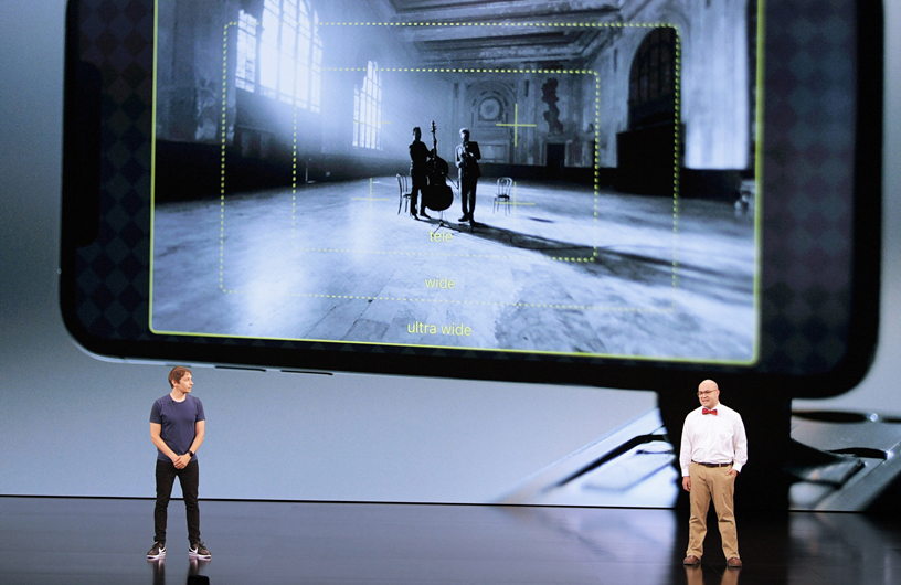 Sean Baker und Christopher Cohen auf der Bühne des Steve Jobs Theaters.