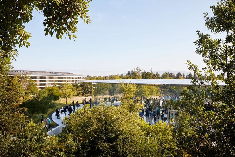 Apple Park’taki Steve Jobs Theater’a gelen konuklar.