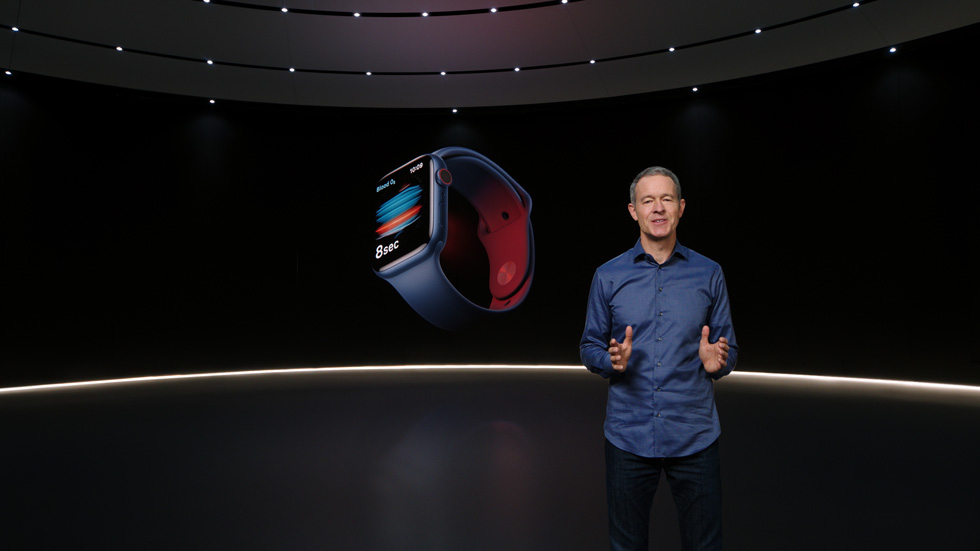 Apple Watch Series 6を披露するジェフ・ウィリアムズ。