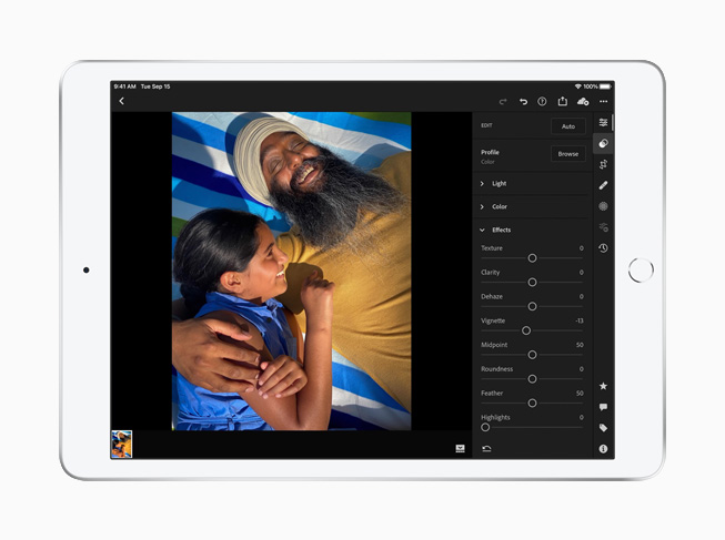 새로운 8세대 iPad에서 사진을 편집하는 모습. 