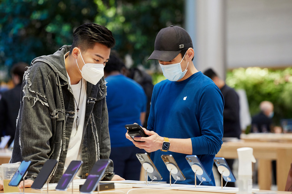 Een medewerker van Apple Fifth Avenue helpt een klant met afrekenen.