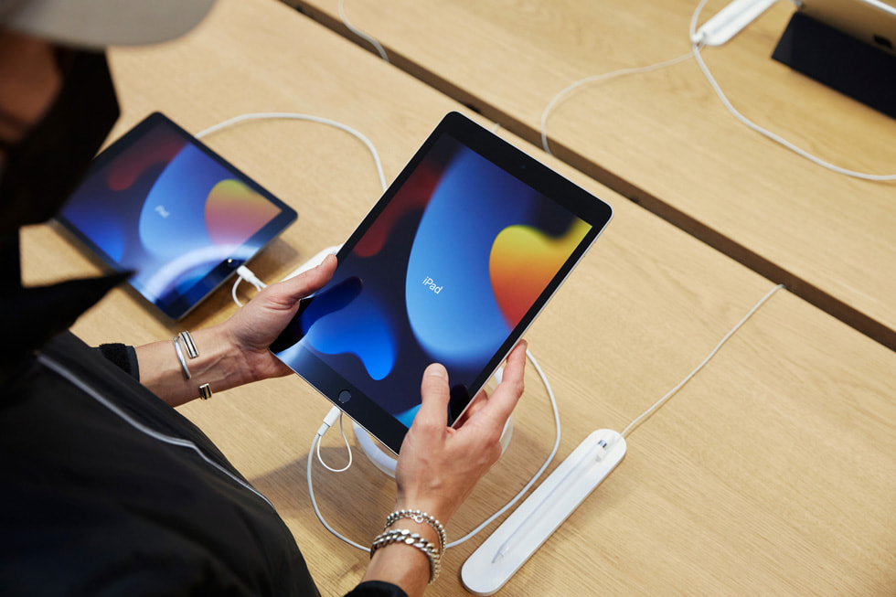 Een klant van Apple Fifth Avenue bekijkt de nieuwe iPad van de 9e generatie.