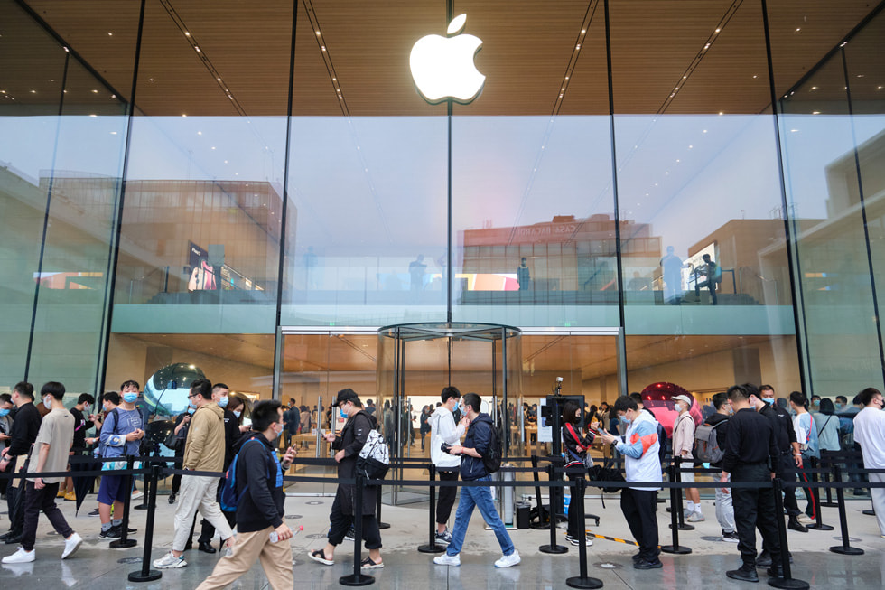 La fila de clientes afuera del Apple Sanlitun.