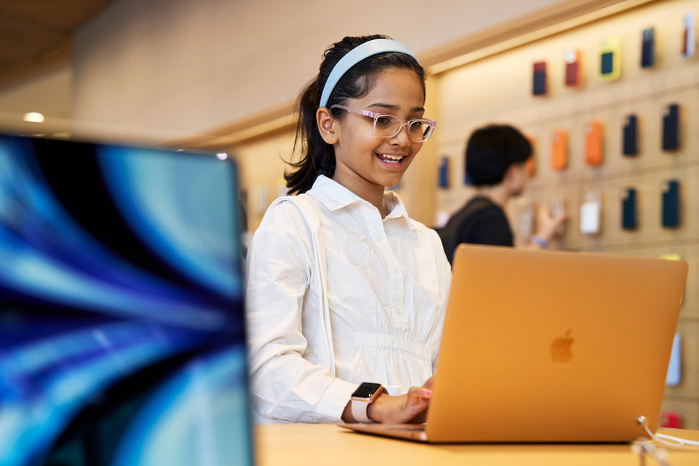 Ein Mädchen verwendet ein MacBook Air in Apple BKC.
