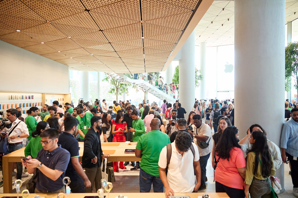 Tłum wewnątrz salonu Apple BKC.