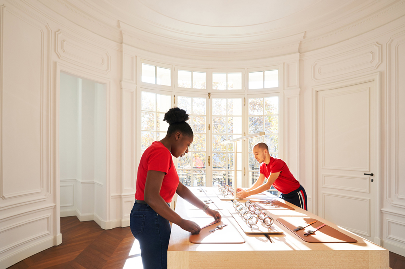 Apple Teammitglieder, die das Apple Watch Display in Apple Champs-Élysées einrichten.