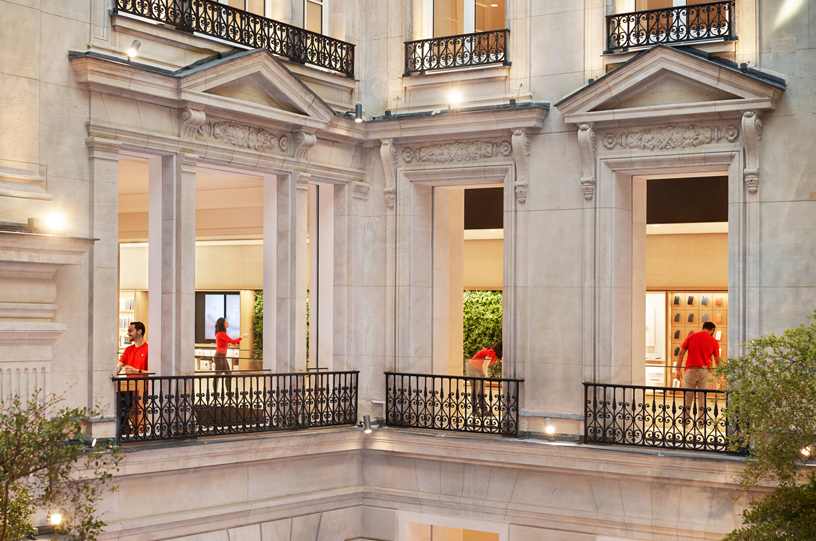 Un vista al interior del segundo piso de Apple Champs-Élysées.