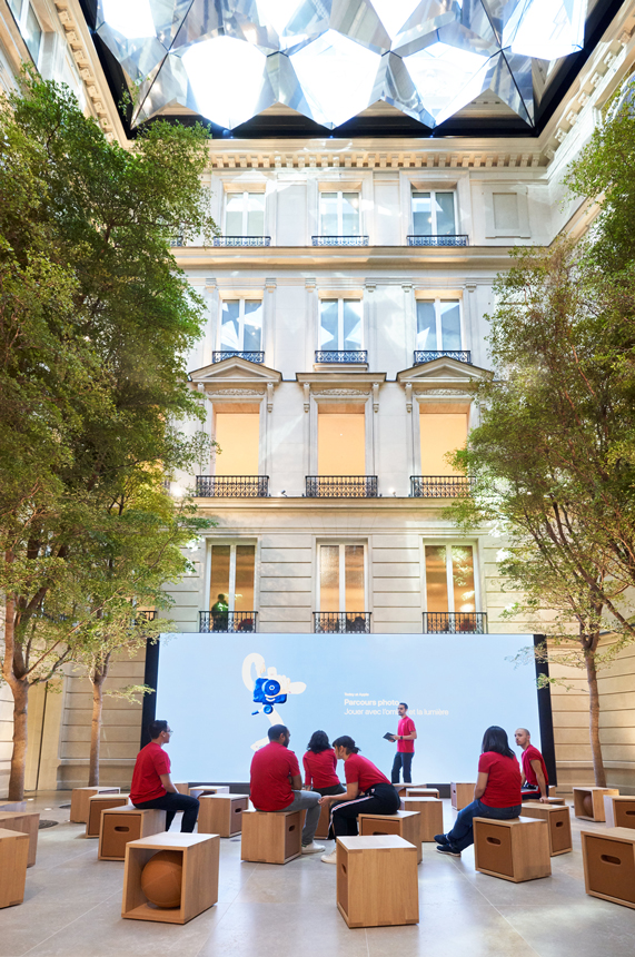 Integrantes del equipo Apple en el Forum de Apple Champs-Élysées. 