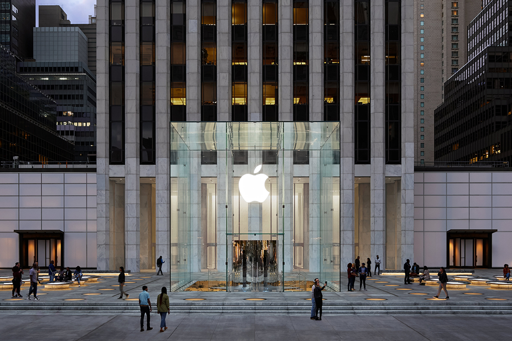 Apple ограничила посещение своих магазинов в Нью-Йорке из-за омикрон-штамма