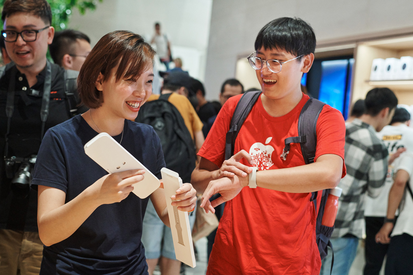 An Apple Xinyi A13 team member assisting a customer with Apple Watch.