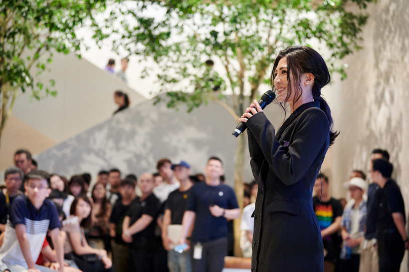 A musical performance at Apple Xinyi A13.
